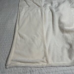 Brookstone Nap Cozy Footed Plush Throw 50 x 76 Beige Soft Polyester Comfort
